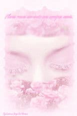 Flores rosas em meio aos campos azuis.